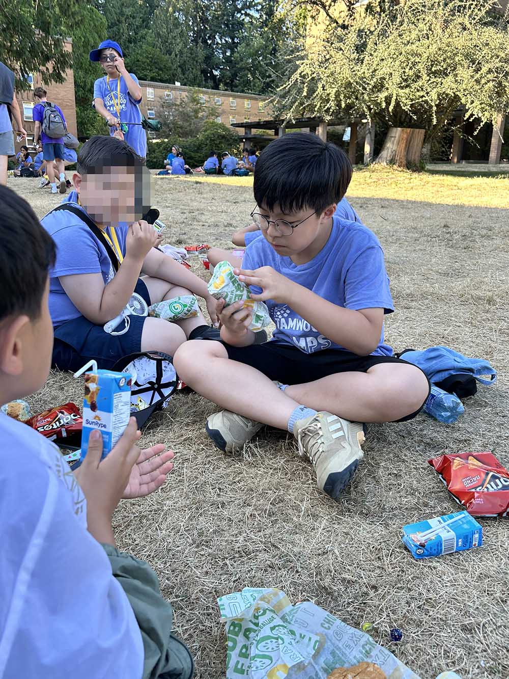 정우는 샌드위치 포장을 유심히 체크해보고 있어요