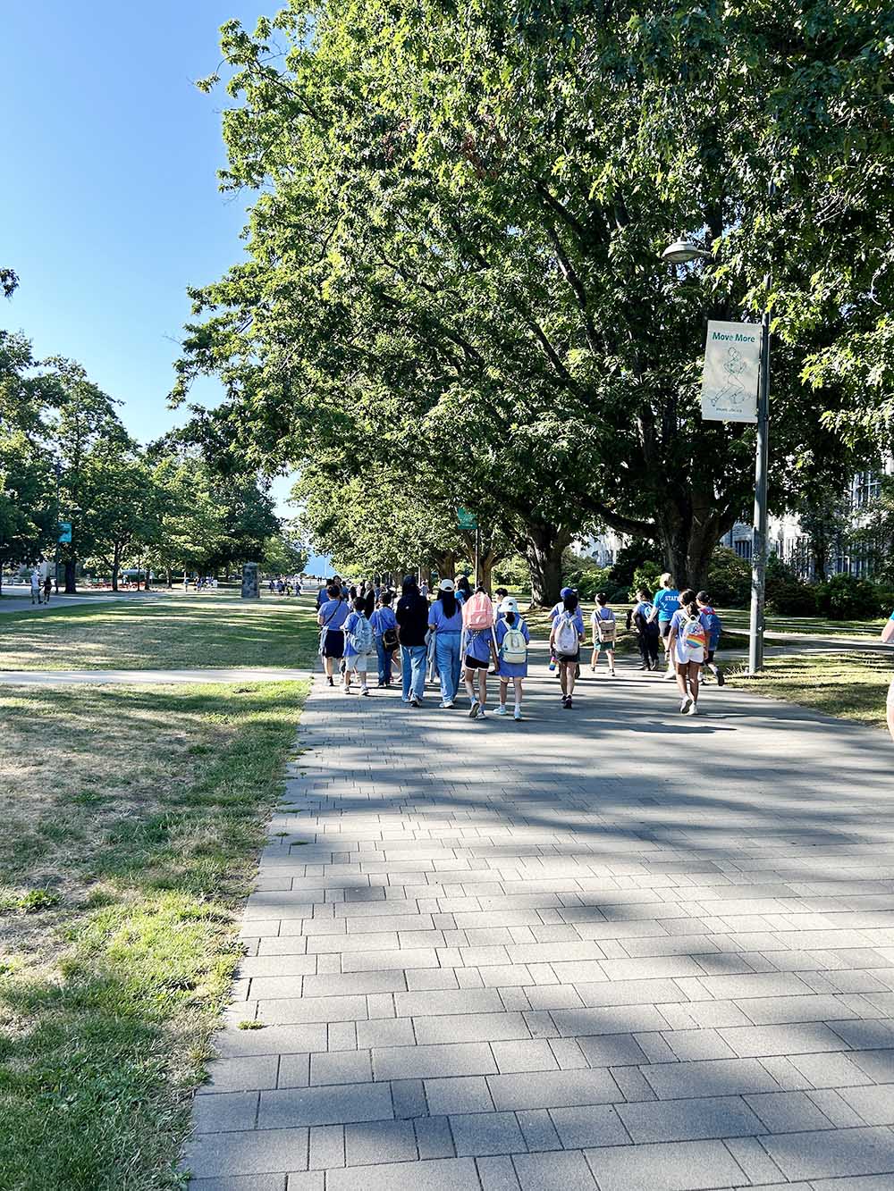 UBC 캠퍼스 메인 스트리트인 Mainmall 을 걷고있는 아이들 