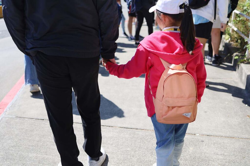 선생님 손을 꼭 잡고 가고있는 아이